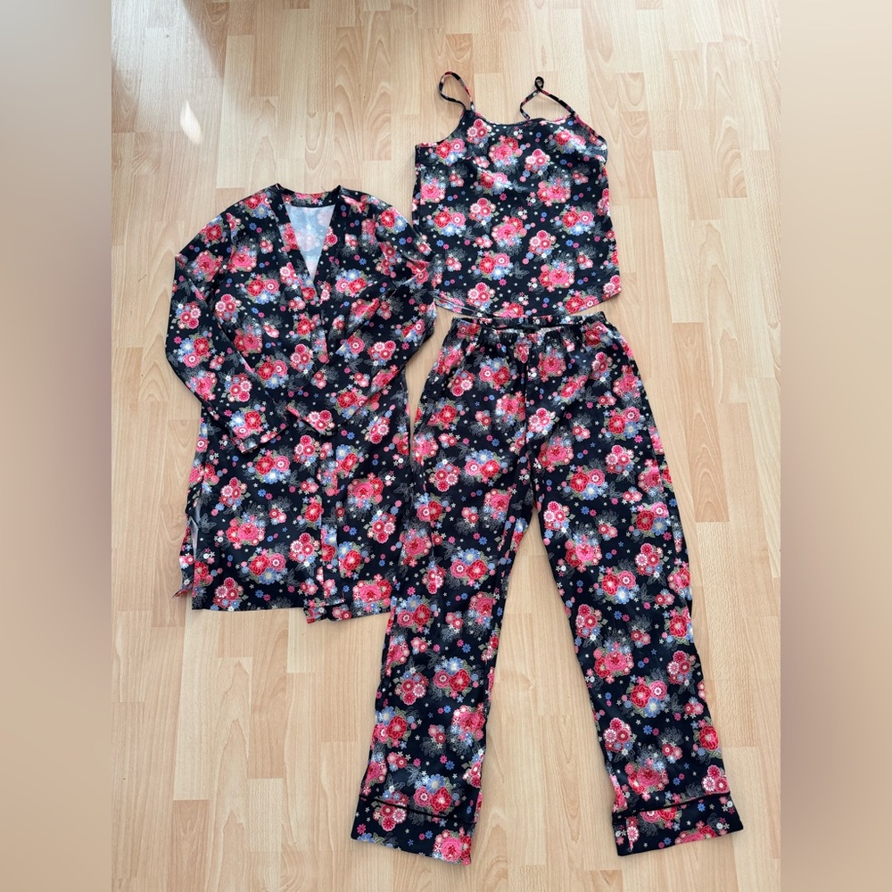 Tahari 3 pieces Satin Floral Pajama Set with Robe size S